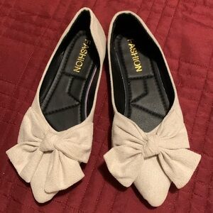 Like new - Woman’s Ivory Bow Toe size 9 wide flats